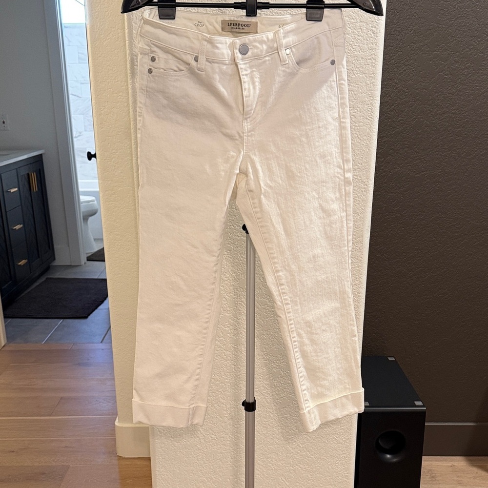 Universal Thread Off-White Cropped Jeans​
